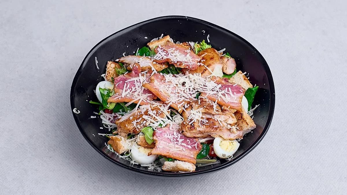 Sałatka Cesar z kurczakiem i bekonem