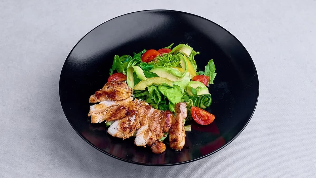 Sałatka warzywna z kurczakiem