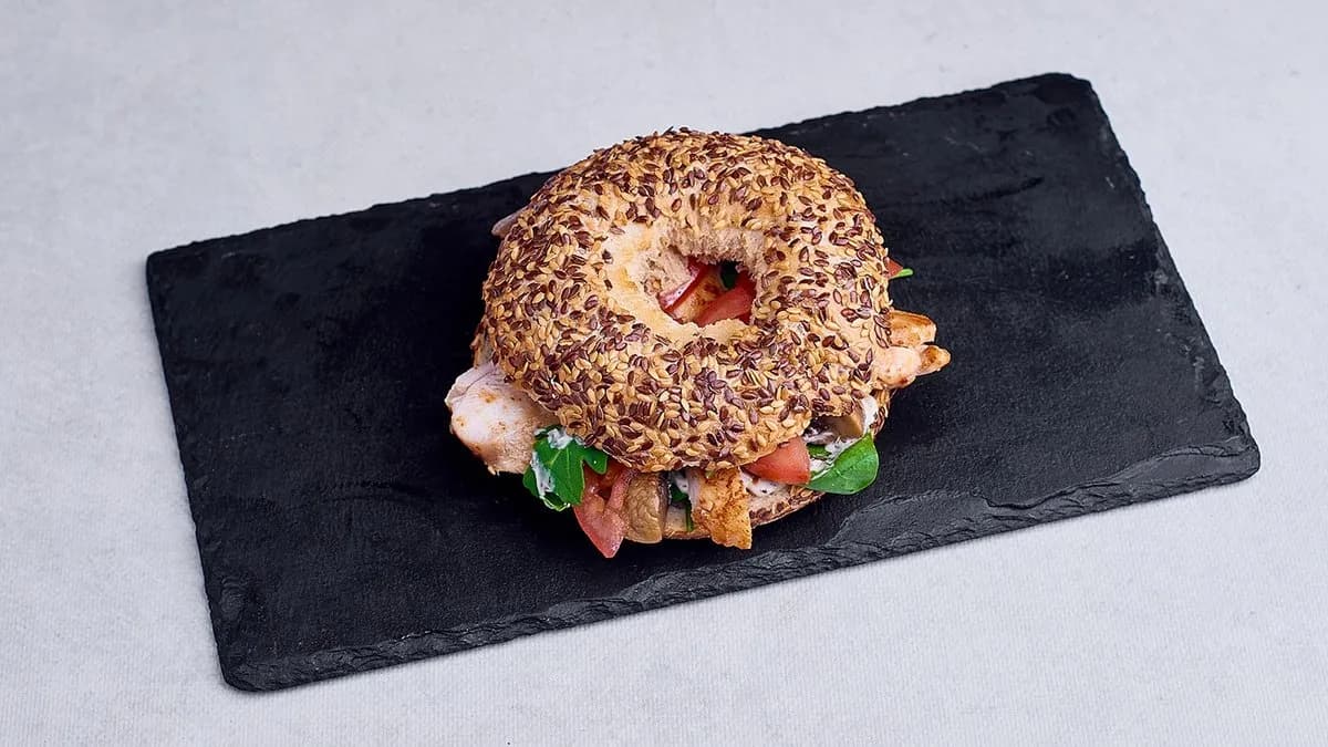 Bajgiel z kurczakiem i pieczarkami