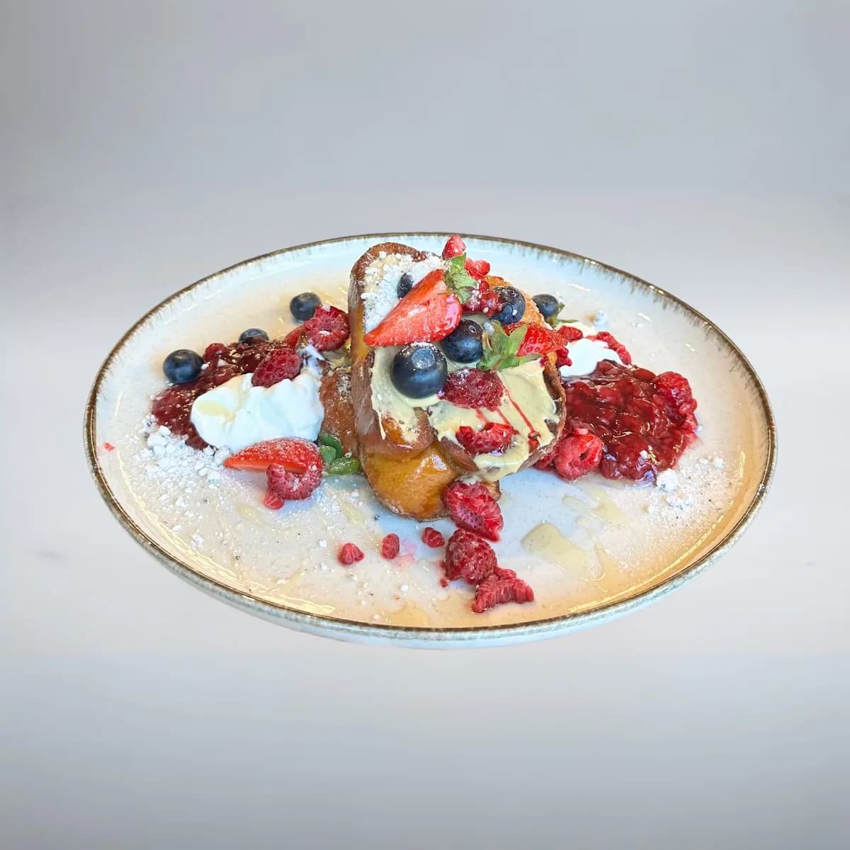 Tosty Francuskie z masłem orzechowym i malinami