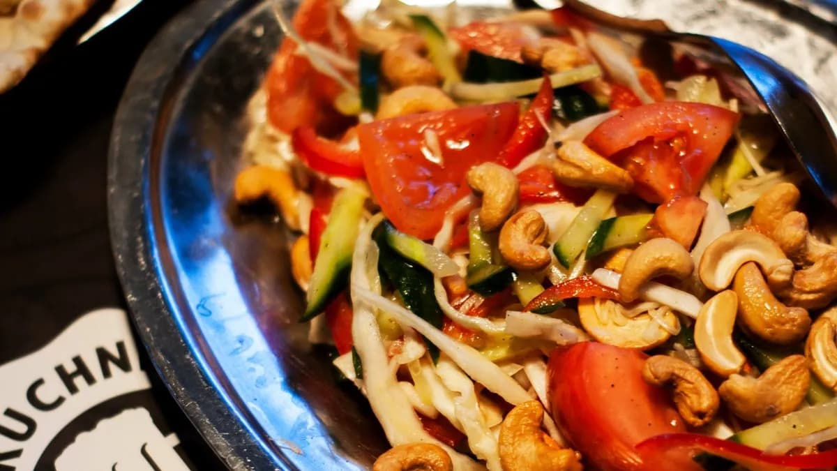 Sałatka z orzechami nerkowca