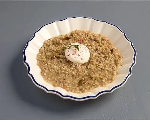 Зеленая греча с грибами и яйцом пашот