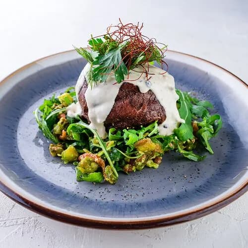 Стейк из говядины в сыре на баклажане