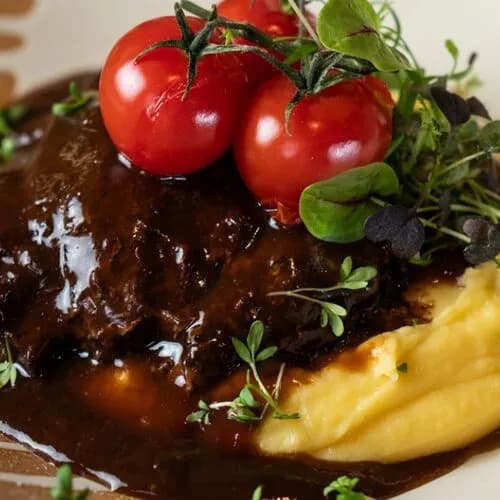 Нежные говяжьи щечки с сырным пюре и соусом демиглас