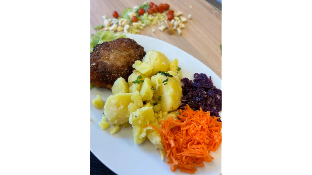 Kotlet mielony z ziemniakami i surówką