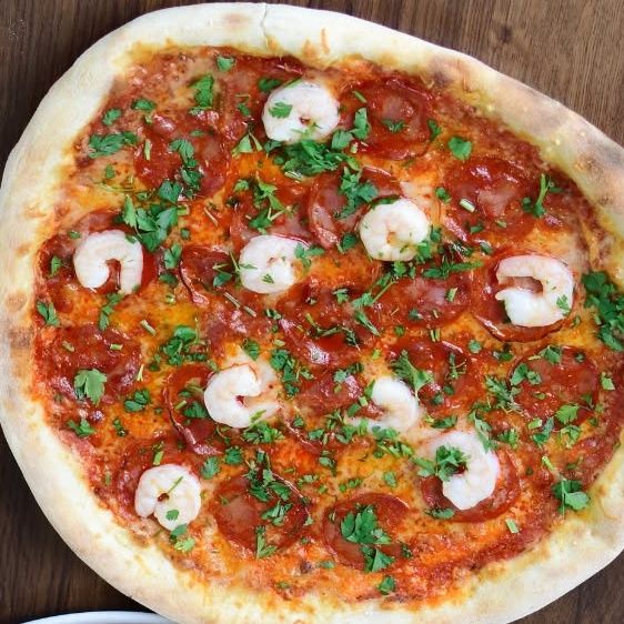 Pizza z krewetkami i chorizo