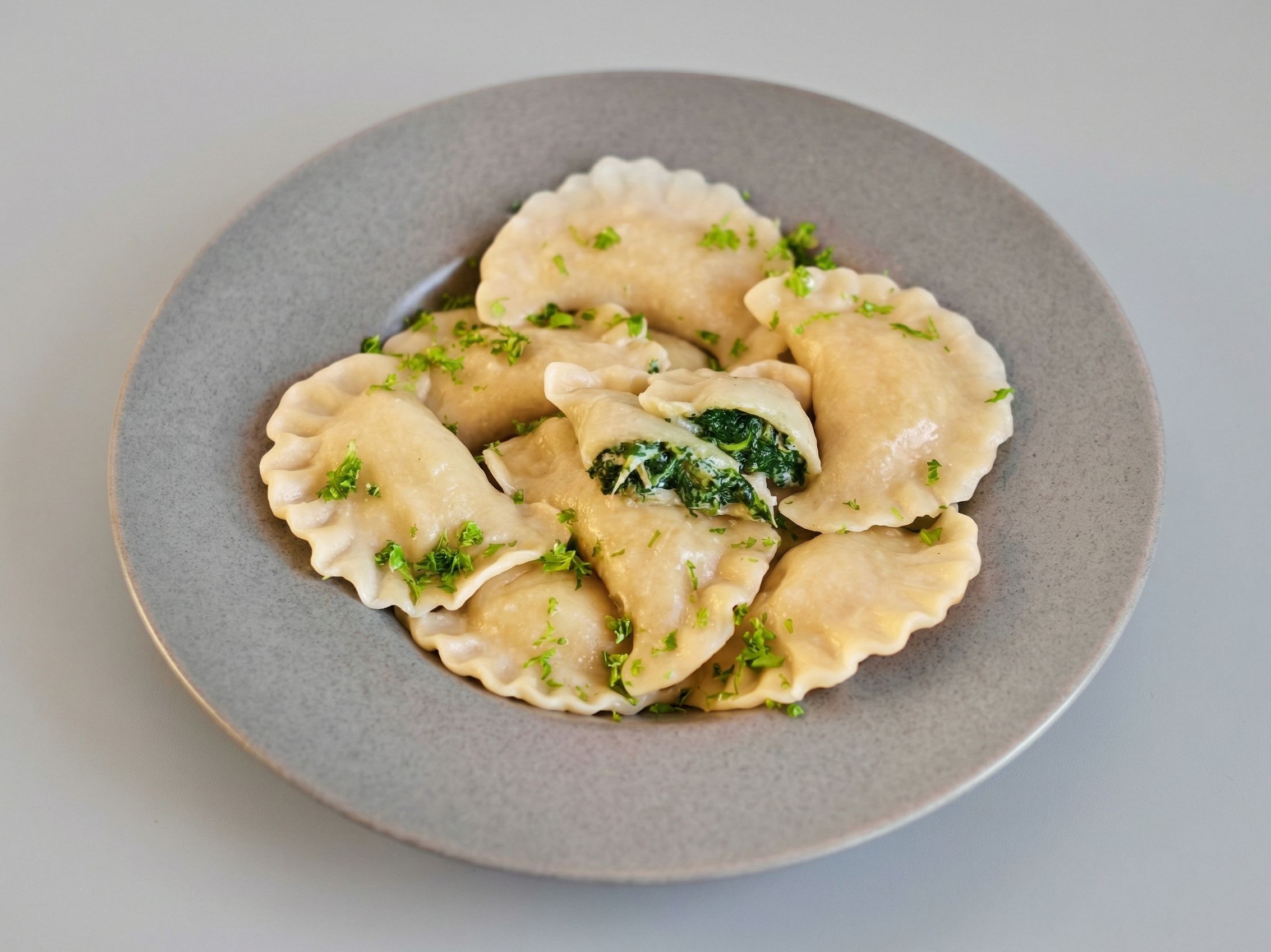 Pierogi ze świeżym szpinakiem i serem mozarella