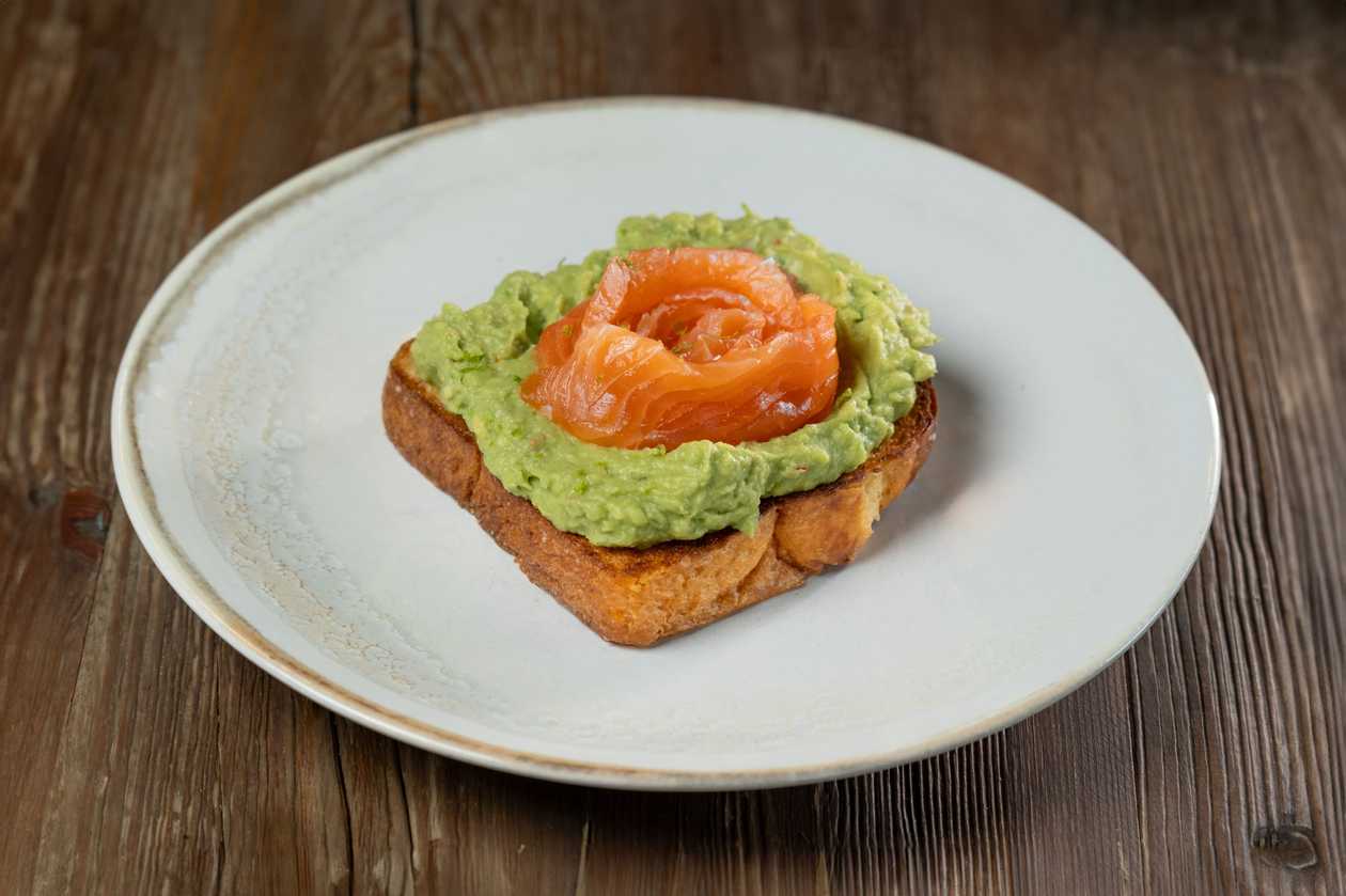 Awokado toast with salmon