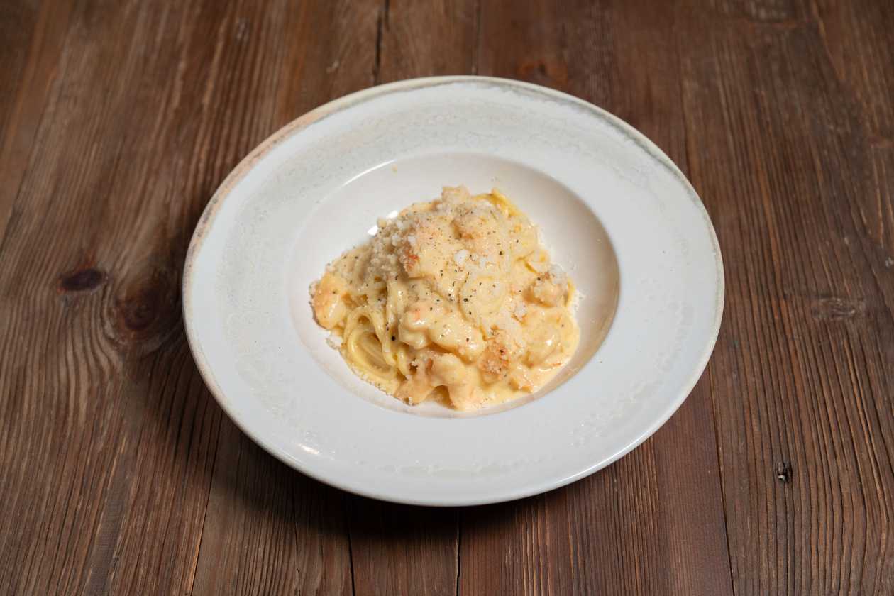 Spaghetti Carbonara with shrimps