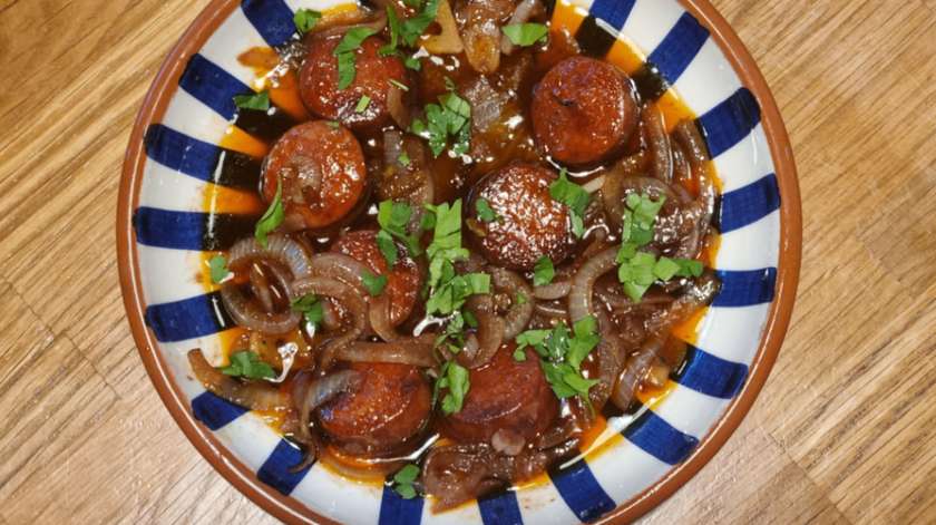 Chouriço in red wine sauce
