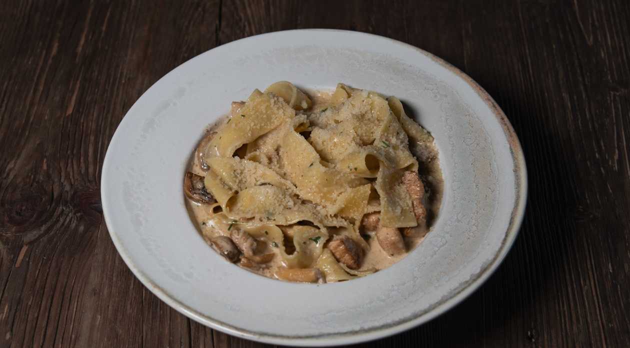 Pappardelle with Chicken and Mushrooms in Cream Sauce