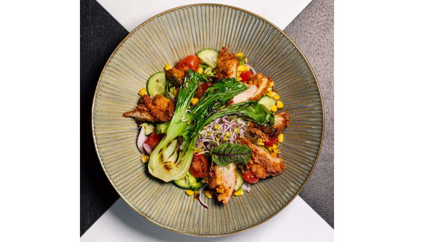 Farmhouse salad with crispy chicken