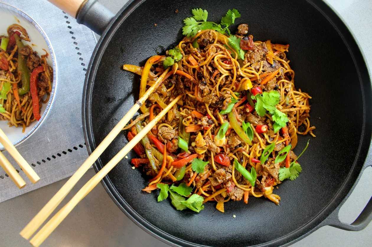 Stir fried noodles with beef in black beans sauce
