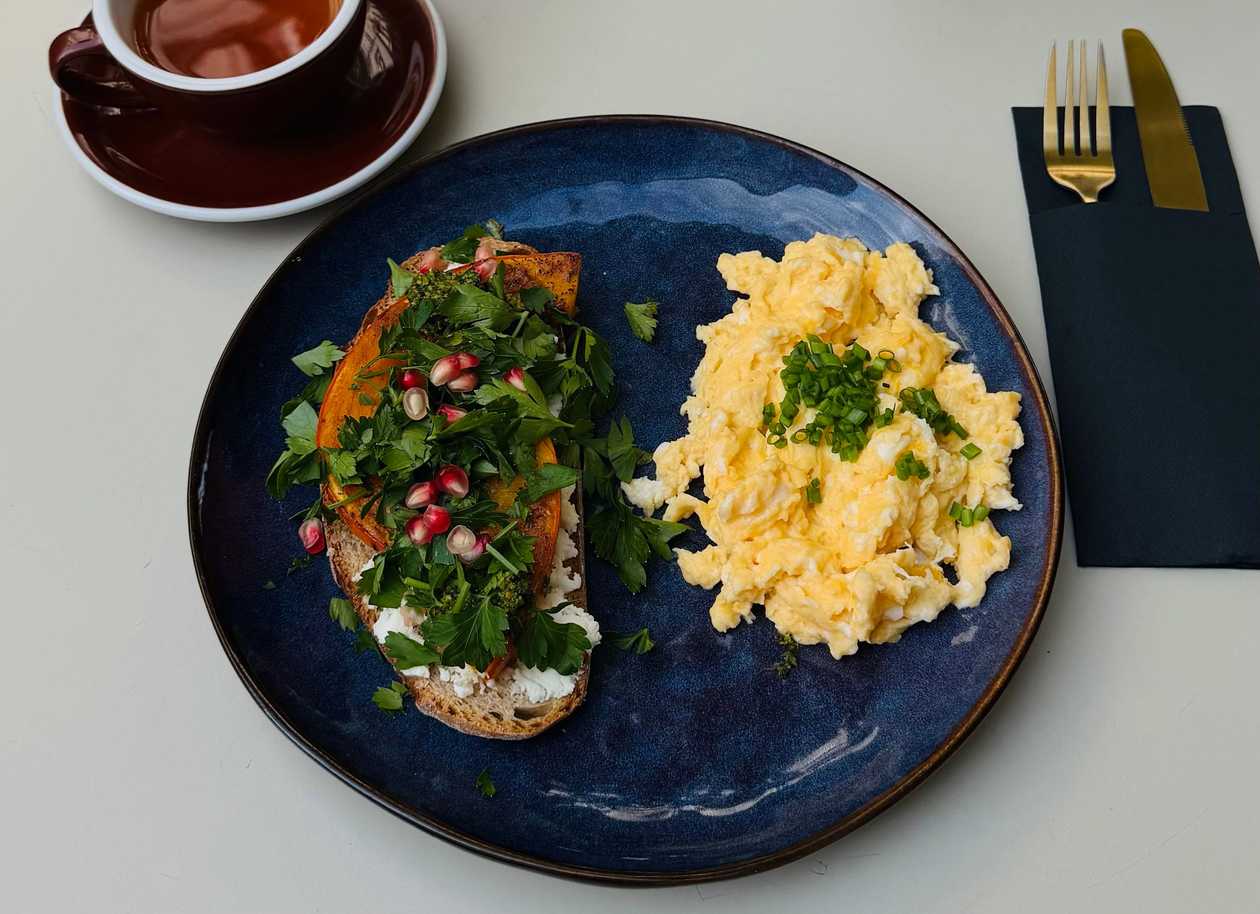 TOAST WITH CASHEW CREAM CHEESE, SPICY PUMPKIN, GREEN PESTO & SCRAMBLED TOFU (V)