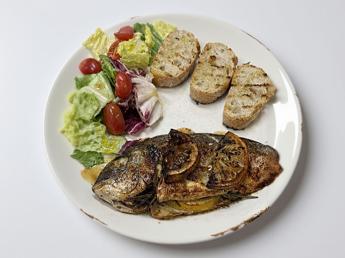Orata alla griglia con insalata