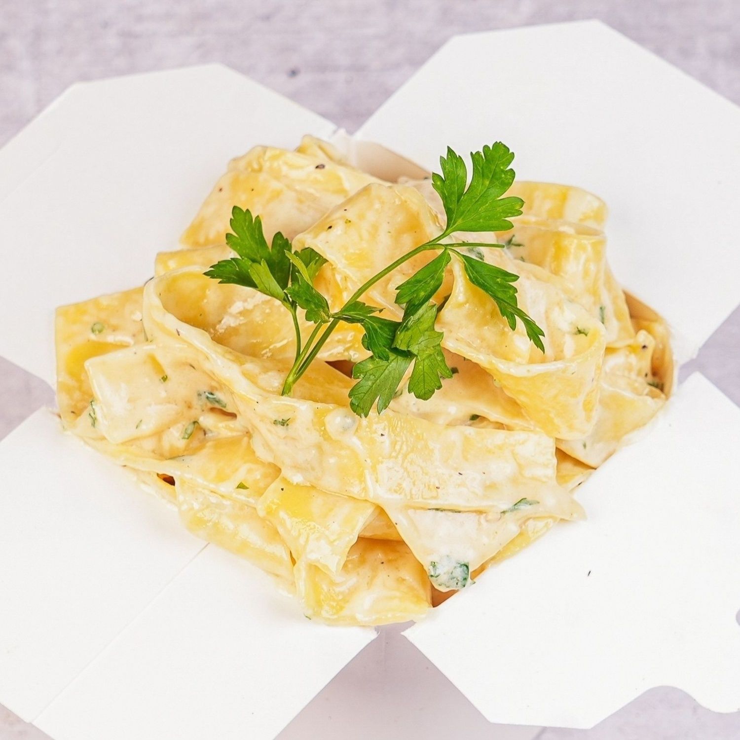 Makaron Pappardelle z Sosem Alfredo Sauce