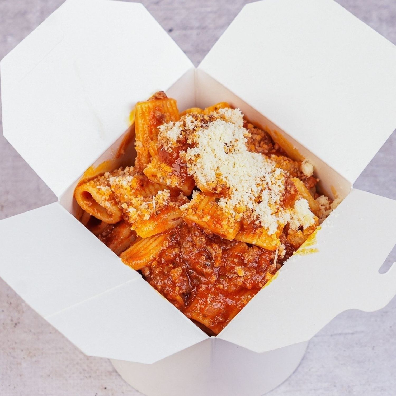 Makaron Rigatoni z Sosem Ragu alla Bolognese