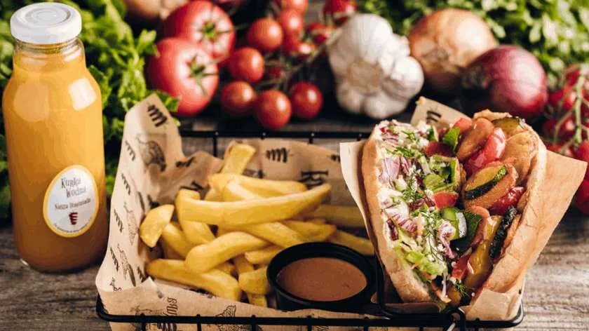 Bułka "Vege Klasyk", frytki 200g, sos, lemoniada