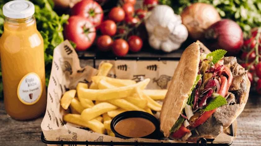 Bułka "Zbaraniały", frytki 200g, sos, lemoniada