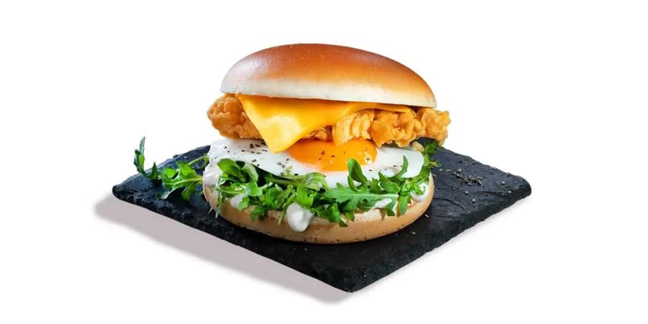 Śniadaniowa brioche z jajkiem i serem