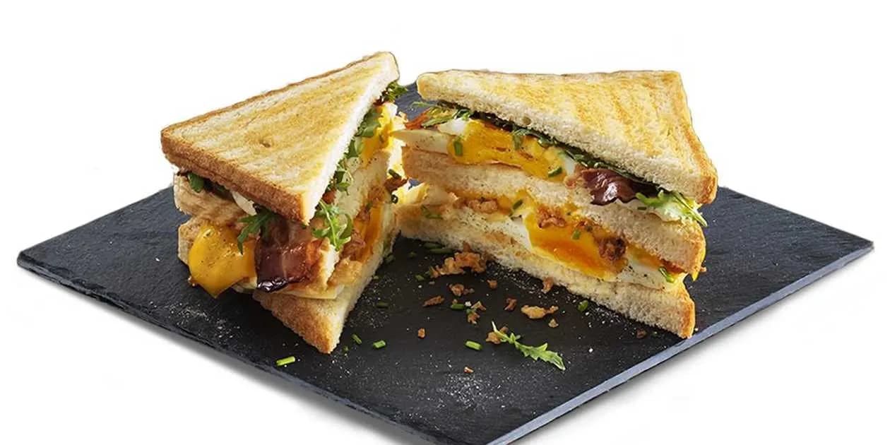 Podwójny tost z jajkiem, serem i bekonem