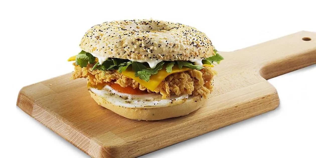 Śniadaniowy bajgiel z jajkiem i serem