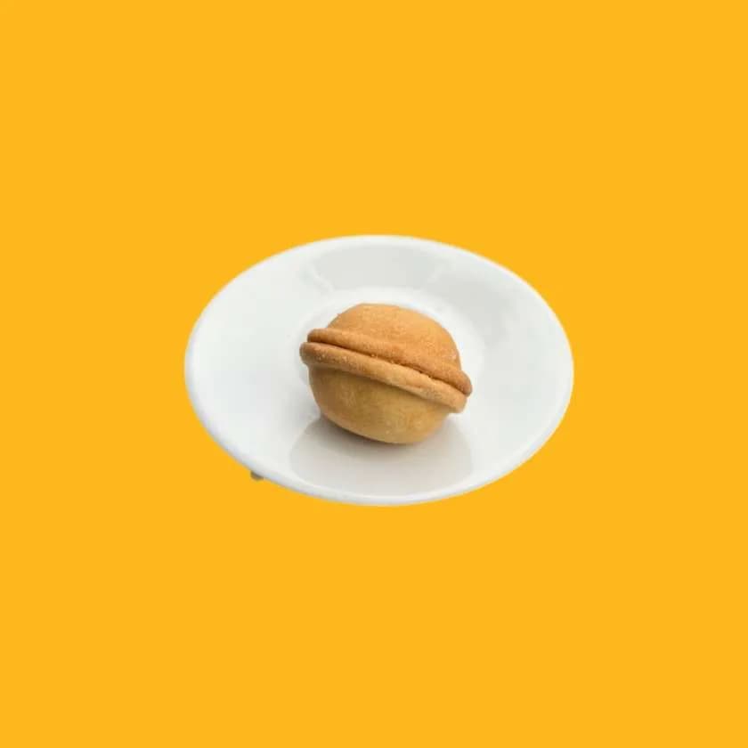 Orzeszek z nadzieniem z mleka skondensowanego i orzeszków