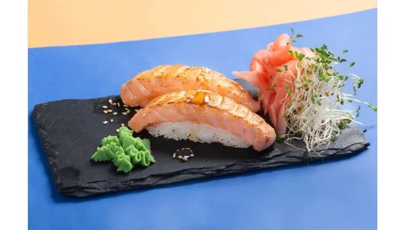 Nigiri z łososiem opalanym 2 szt