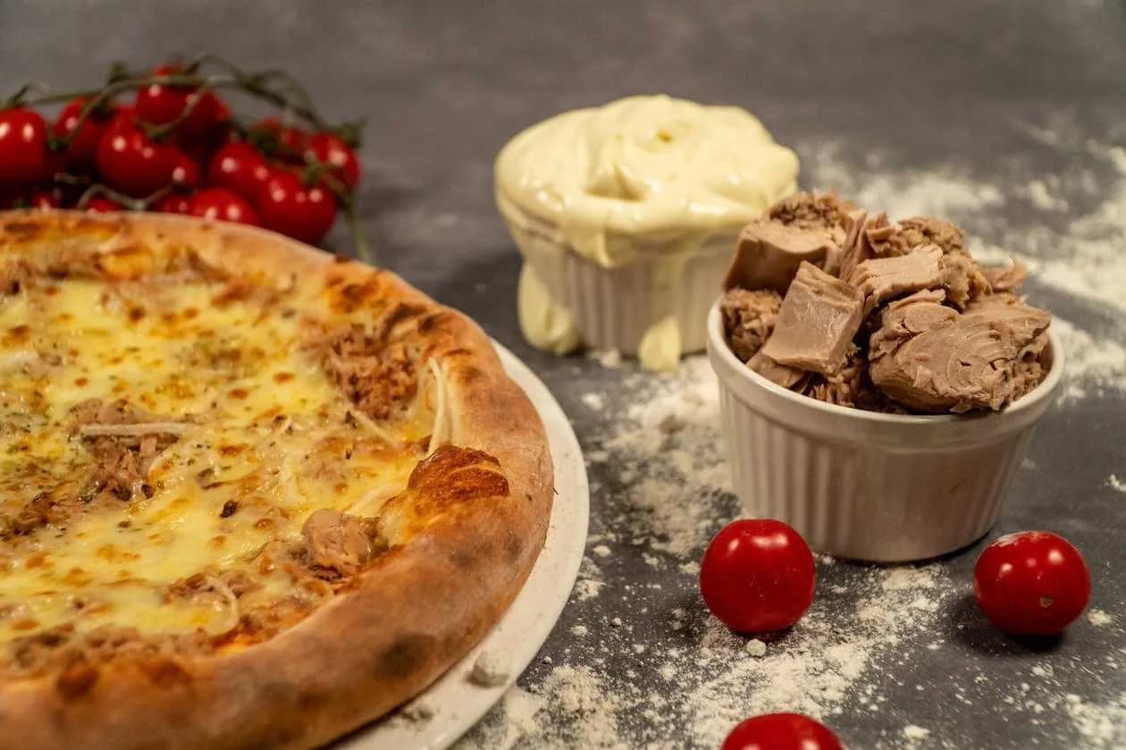 Tonno - Large Pizza