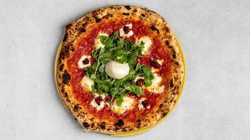 Pizza n'duja piccante con ricotta e rucola