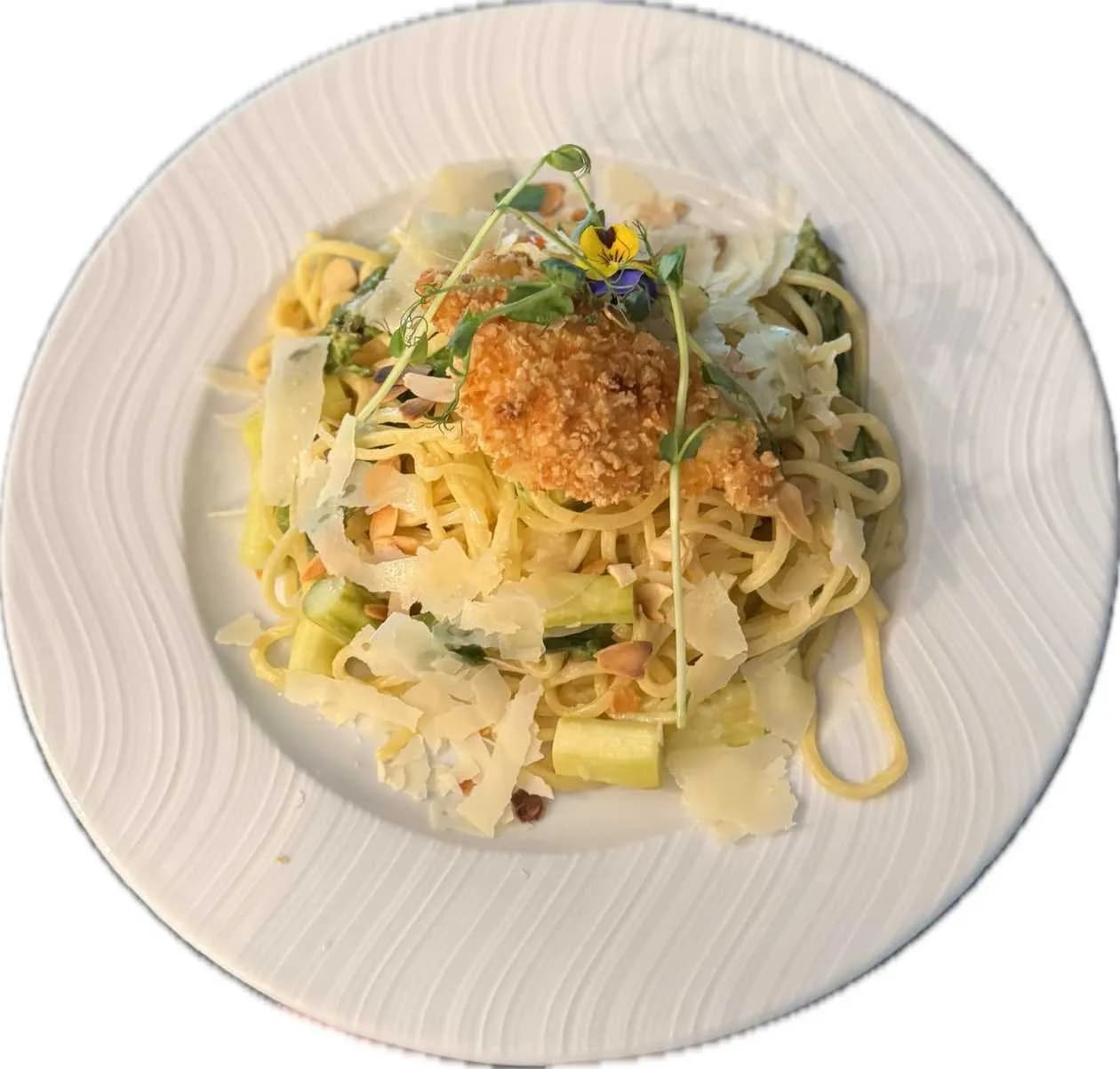 SPAGHETTI ZE SZPARAGAMI I JAJKIEM POCHE W PANKO