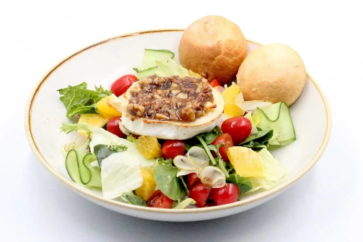 Salad with grilled goat cheese and yogurt dressing