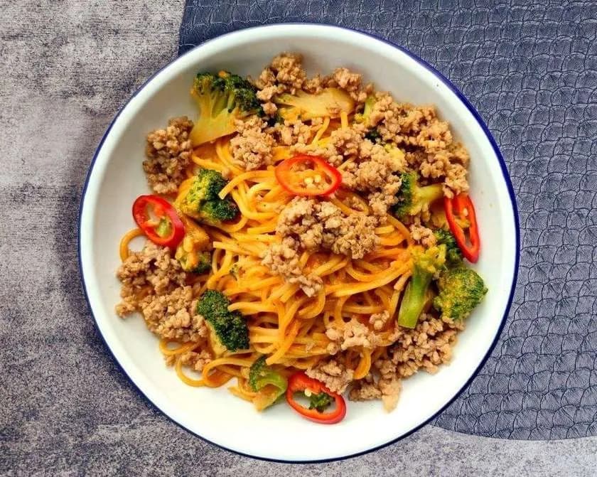 NOODLE CURRY z kurczakiem