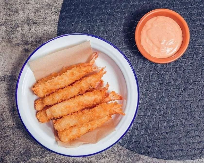 KREWETKI w panco z sosem majosriracha