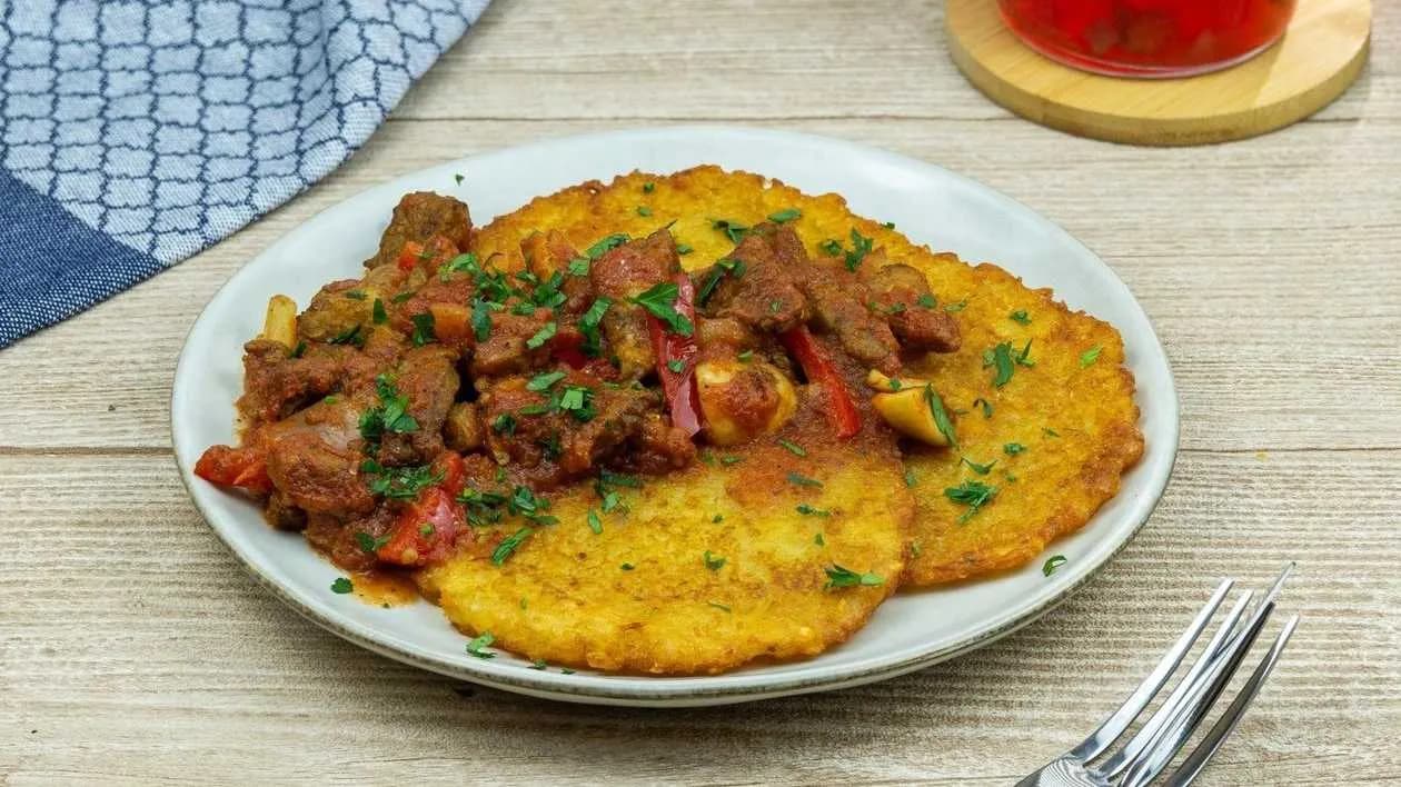 Placki Macieja z gulaszem