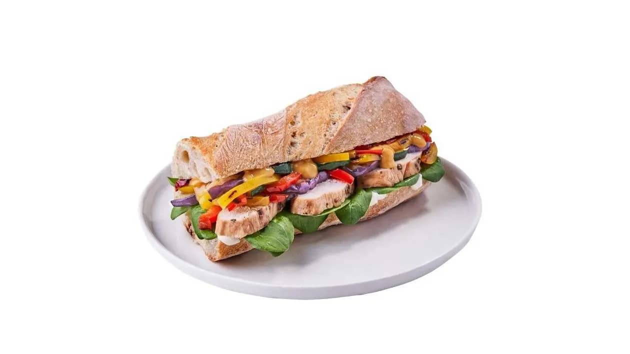 Bagietka z kurczakiem i grillowanymi warzywami