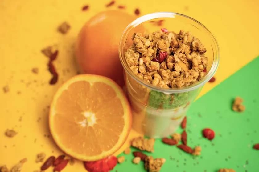 Jogurt grecki naturalny z owocami i granolą