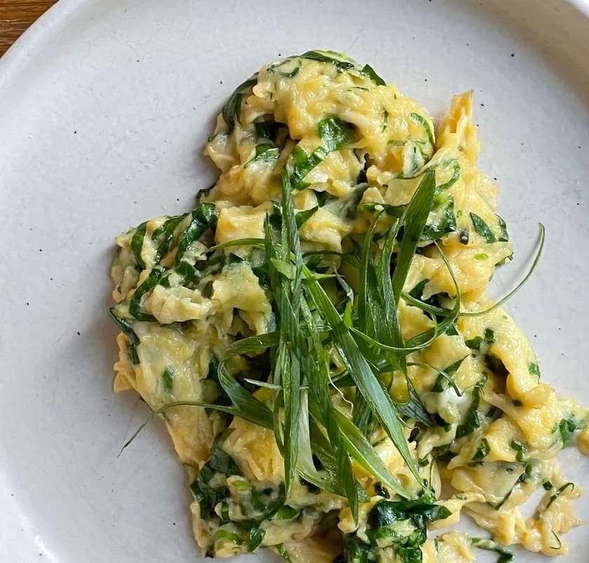 +jajecznica z 3 ekologicznych jajek z czosnkiem niedźwiedzim