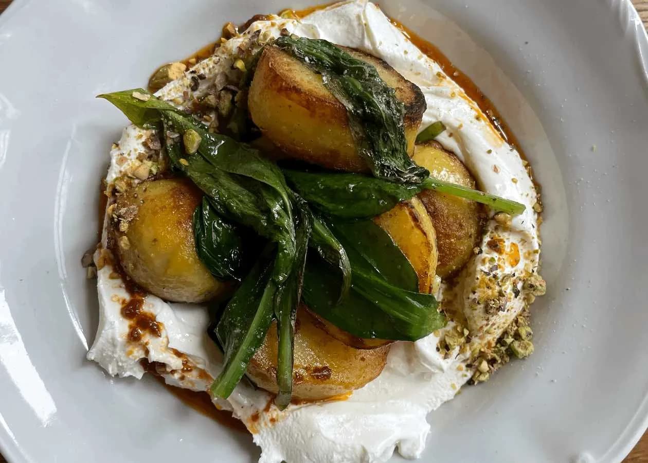 Domowy ser labneh z pieczonymi młodymi ziemniakami i czosnkiem niedźwiedzim