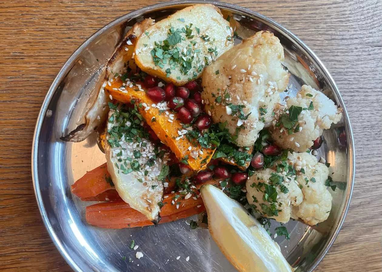 Warzywa z farmy pieczone w ziołach i oliwie z oliwek