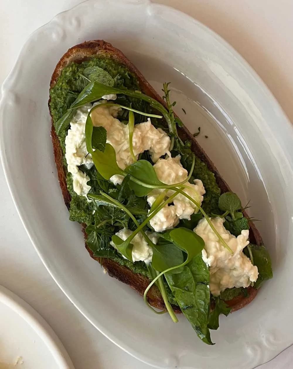 Kromka podpiekanego na masełku chleba orkiszowego z pracowni Czarny chleb