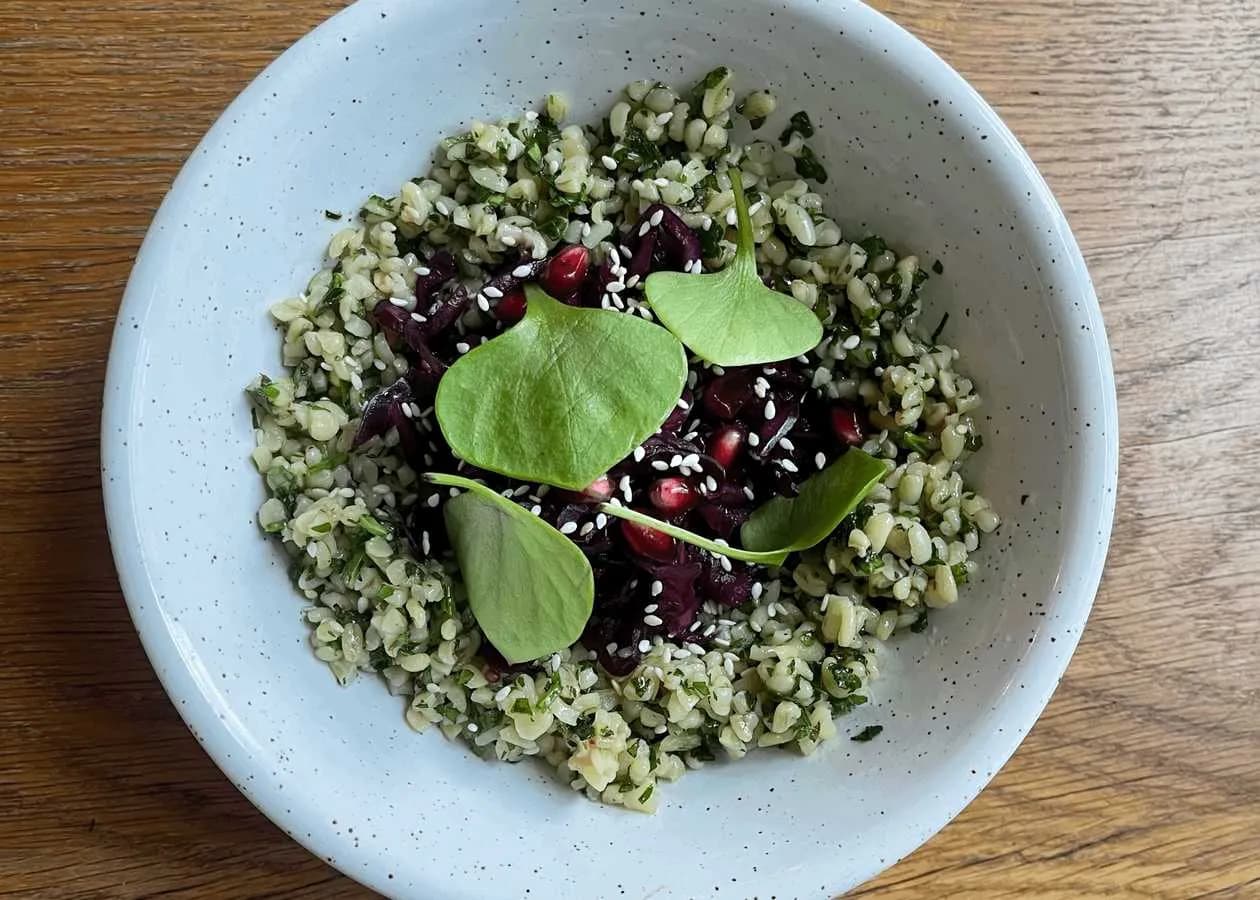 Wiosenne tabbouleh z czerwoną kapustą i kiszoną cytryną
