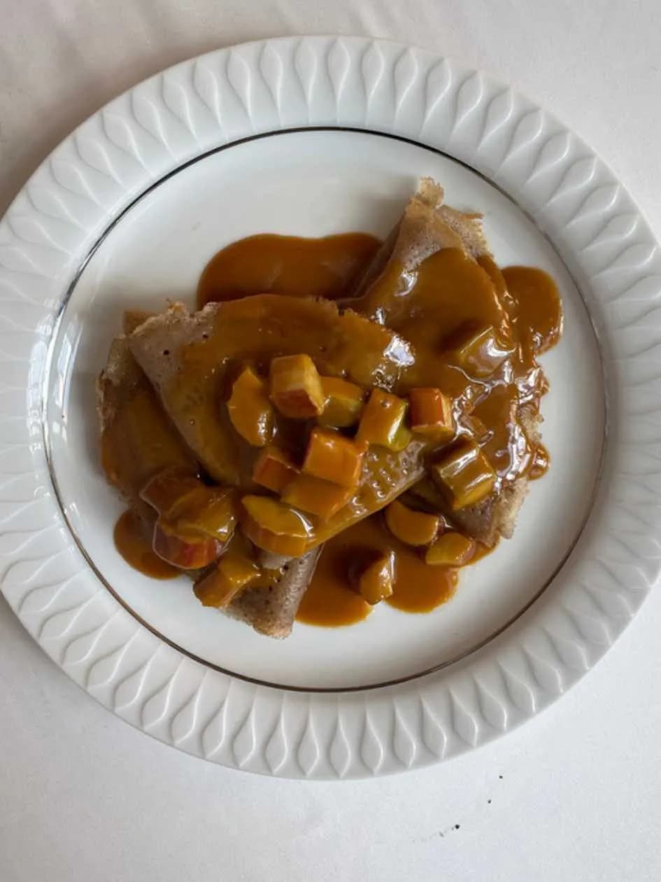 Zapiekane naleśniki gryczane z palonym masełkiem rabarbarem, karmelem i puder z liofilizowanej pigwy