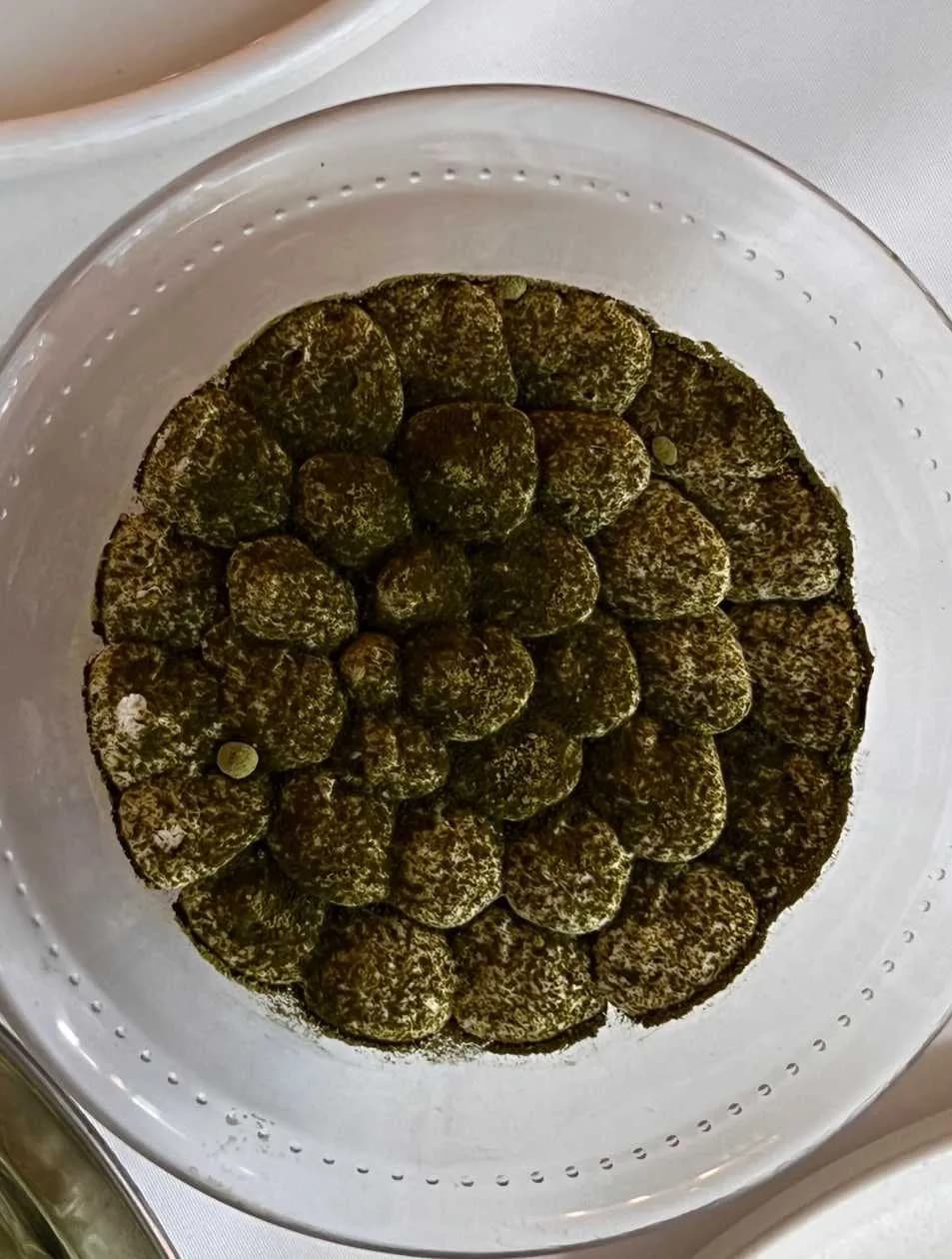 Zielony pudding na bazie naszych biszkoptów z wodą różaną, pieczoną gruszką, konfiturą morelową