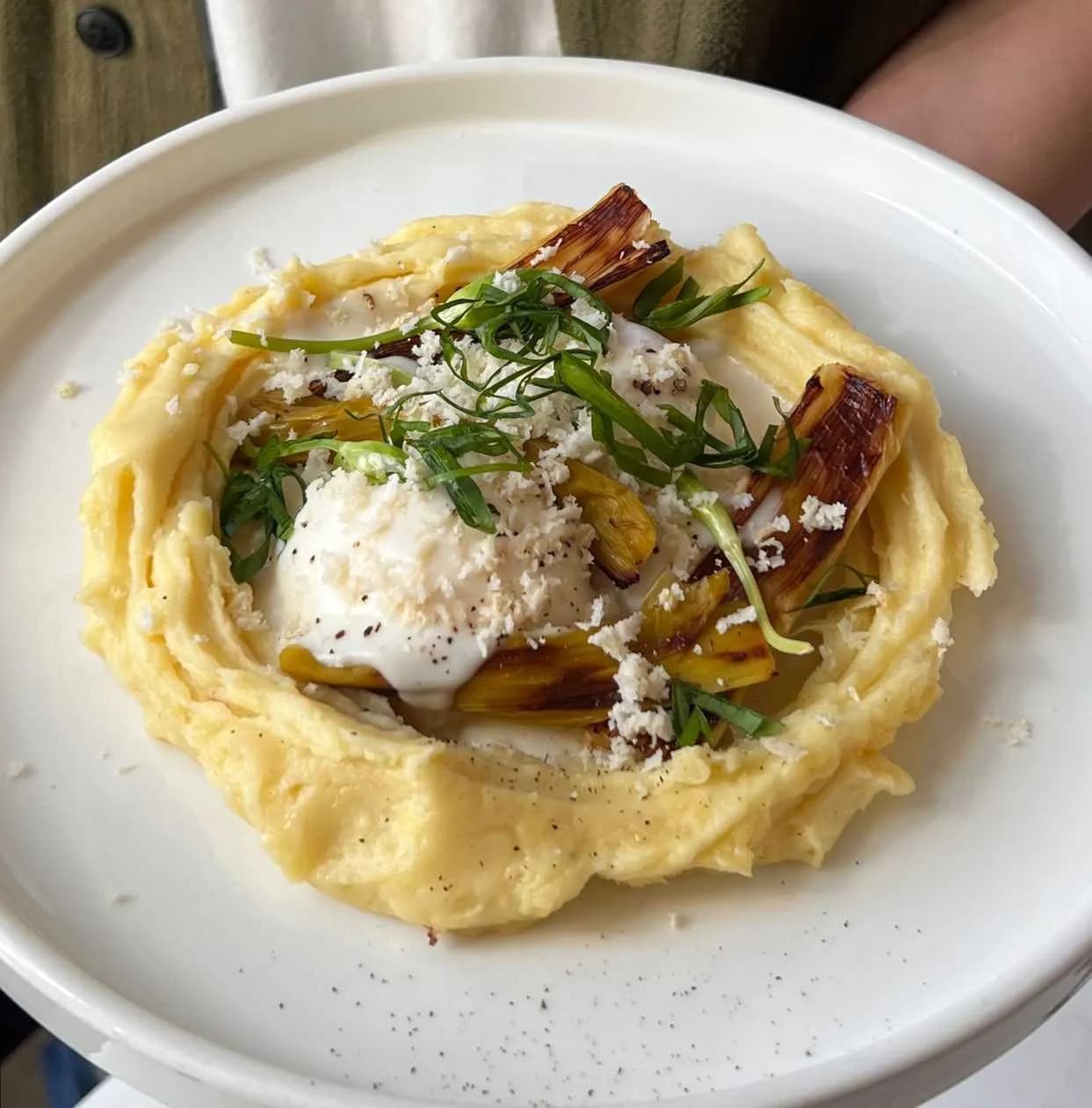 Puree z ziemniaków z sosem chrzanowym podsmażonym porem, 2 ekologiczne jajka na miękko
