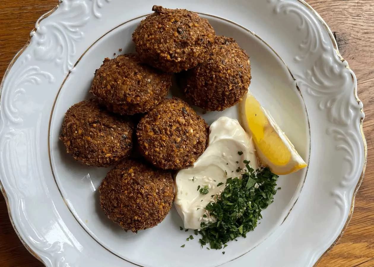 Chrupiące falafelki z ciecierzycy z cytrynowym majonezem roślinnym