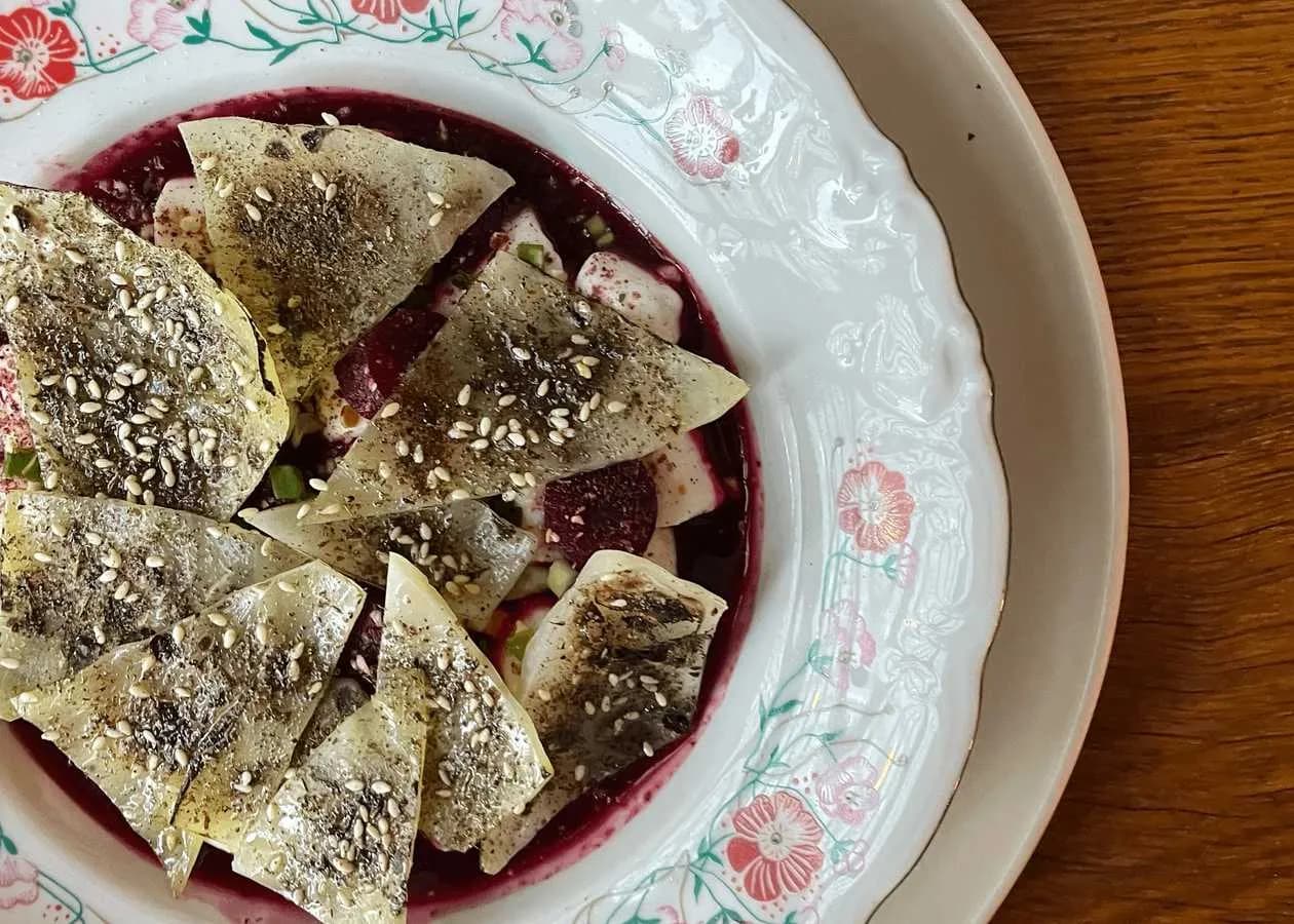 Kluseczki z sera labneh z sosem na bazie zakwasu z buraka i botwiny, gotowaną kapustą i zatar'em