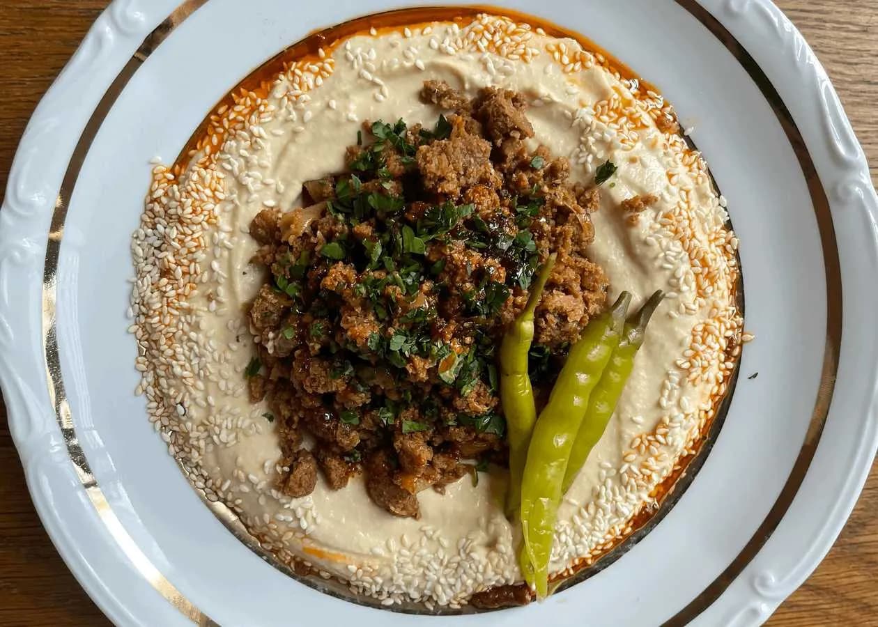 Aksamitny hummus z roślinnym mięsem