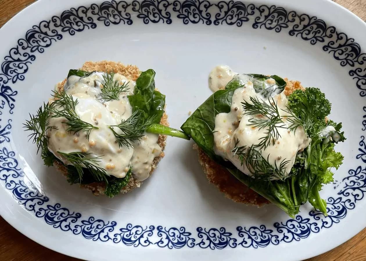 Krokiety ziemniaczane, szpinak z jarmużem na ciepło, 2 ekologiczne jajka poche