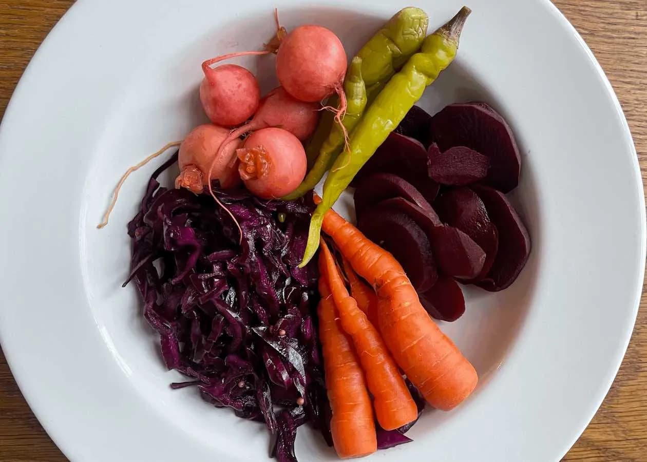 Kiszone warzywa z farmy i pikle